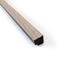 Akustikpaneel Eckleiste aus Eiche. Helle Holzleiste mit dunkler Rückseite für sauberen Abschluss.