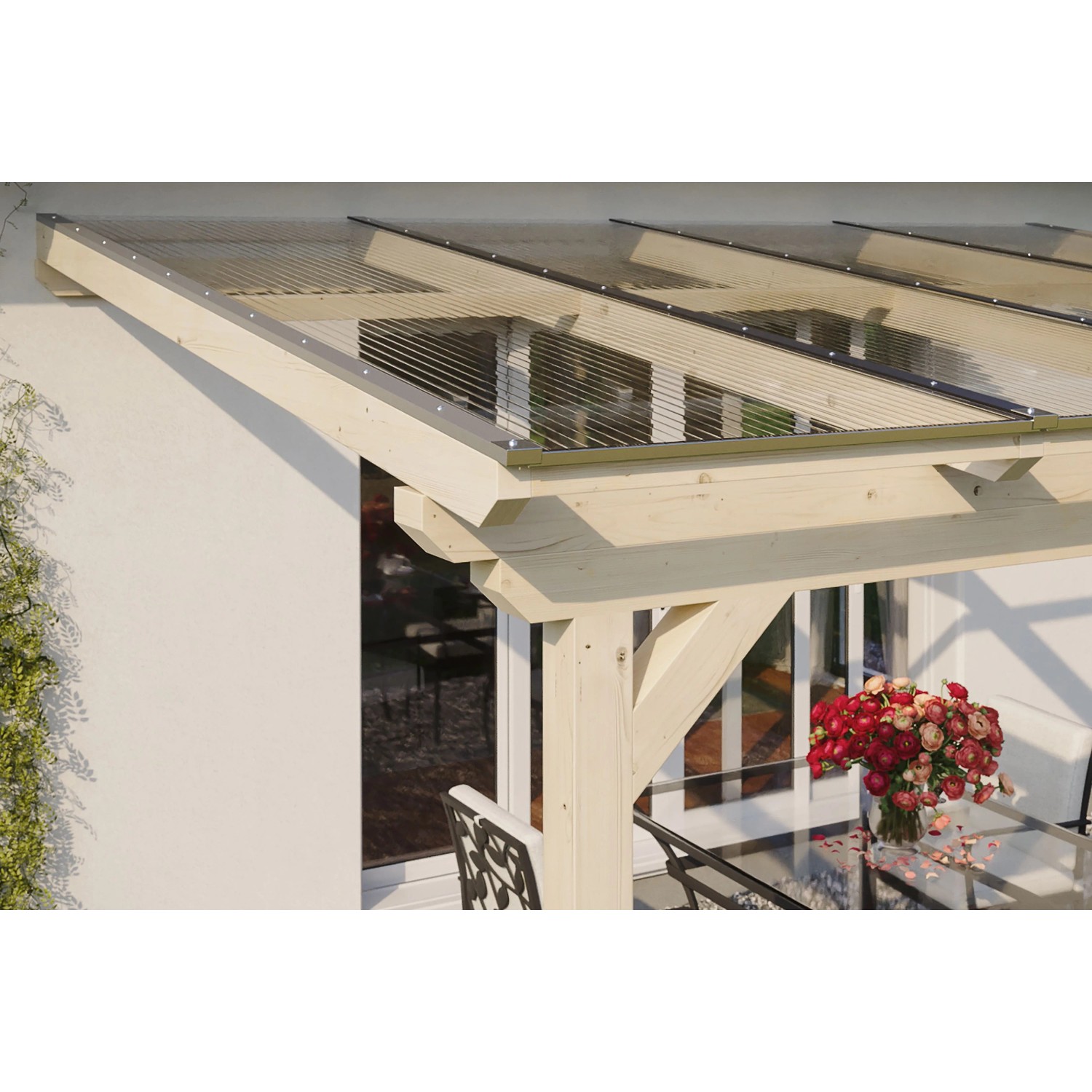 Skan Holz Terrassenüberdachung Ancona mit klarer Polycarbonat-Eindeckung und Holzpfosten.