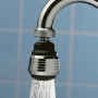 Verchromte Küchenbrause M22/M24 am Wasserhahn mit laufendem Wasser.