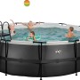 Schwarzer Exit Pool mit Leiter und spielenden Kindern. Stahlrahmenpool mit Sandfilterpumpe.