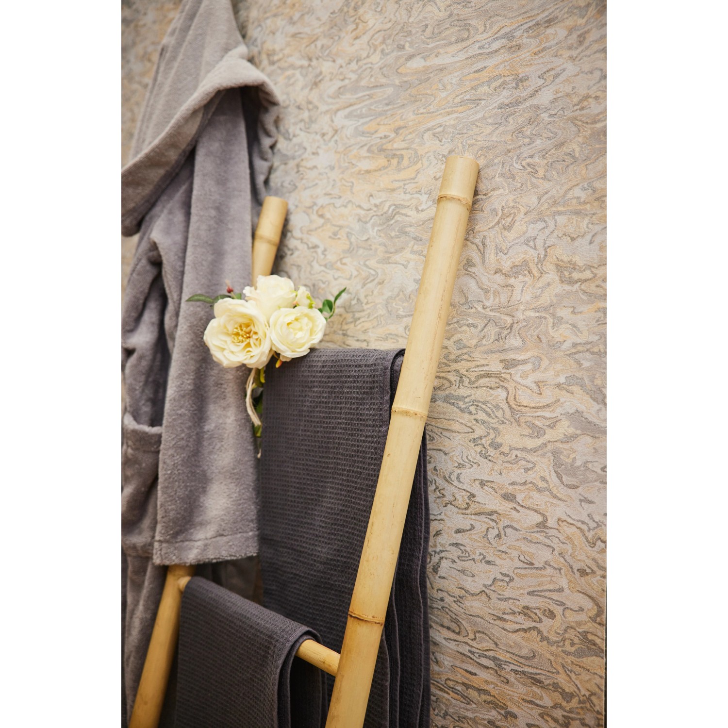 Vliestapete abstrakt hellorange/beige mit leichter Struktur an Wand mit Bad-Deko.