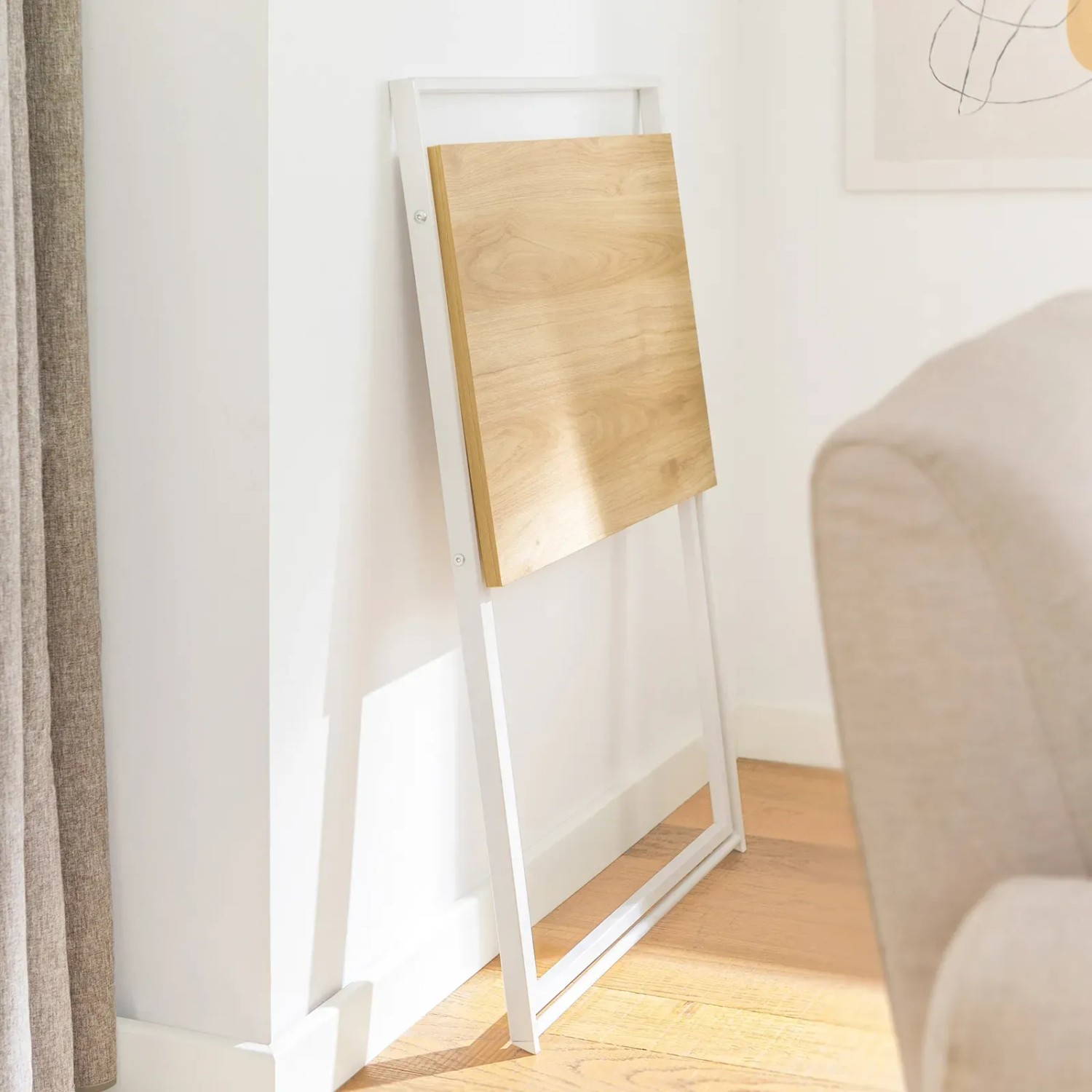 Zusammengeklappter, weißer SoBuy Schreibtisch FWT88-WN aus MDF und Metall für Home-Office.