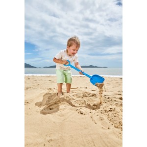 Kind schaufelt Sand mit blauer Hape Sandschaufel am Strand. Sandspielzeug für Spiel & Spaß.