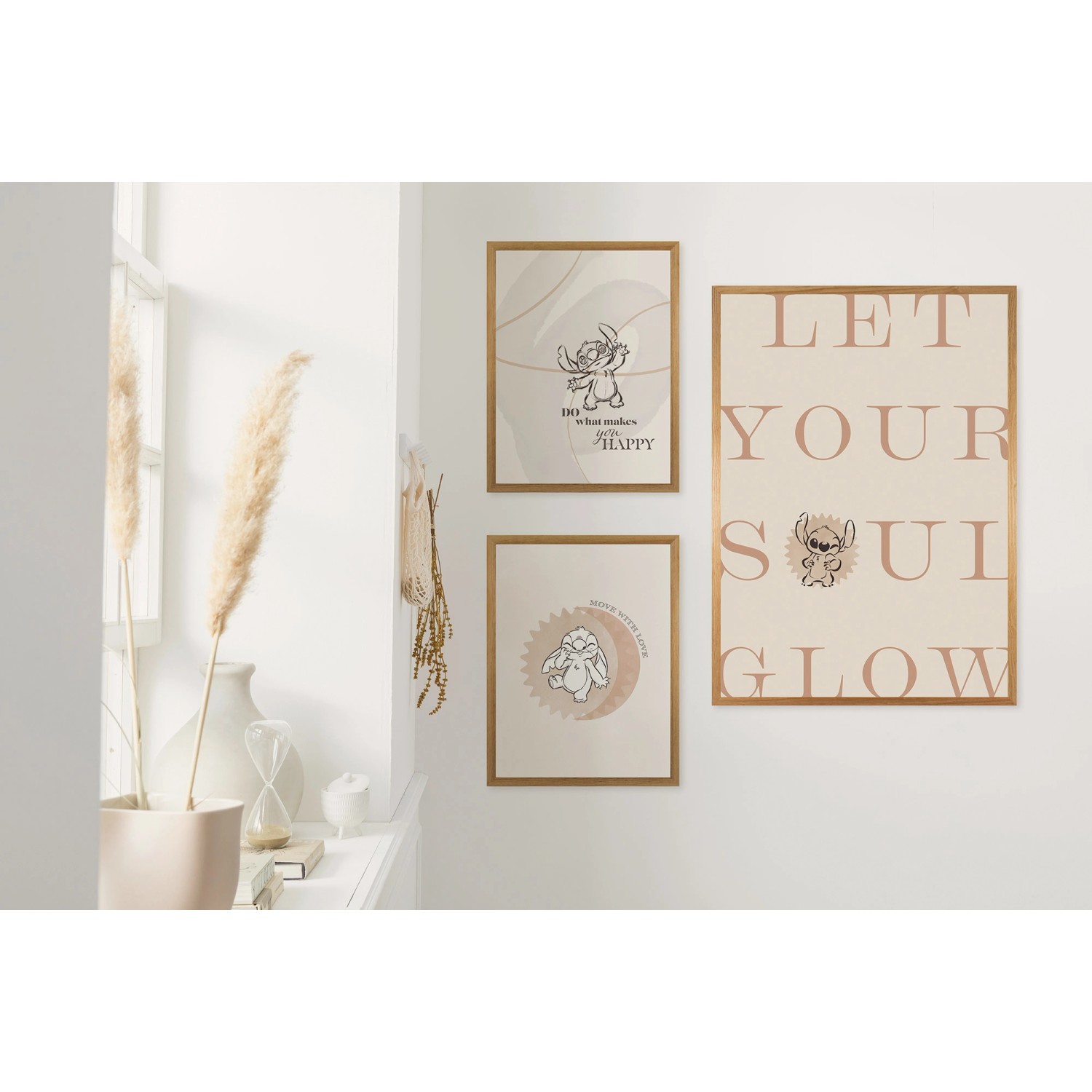 Drei Disney Lilo & Stitch Wandbilder mit Motiven und Sprüchen in Rahmen.