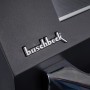Detailaufnahme der schwarzen Buschbeck Outdoorküche King Range mit Logo und Griff.