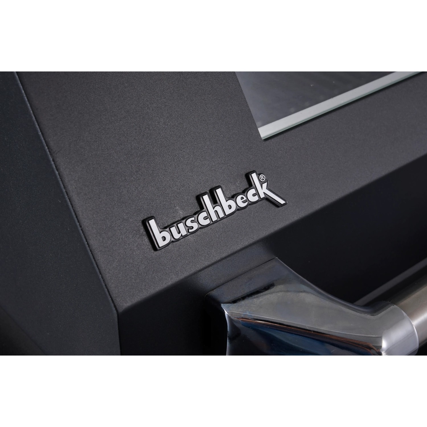 Detailaufnahme der schwarzen Buschbeck Outdoorküche King Range mit Logo und Griff.