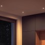 Philips Hue LED-MR16 Spots im 2er-Pack, warmweißes Licht in modernem Wohnraum.
