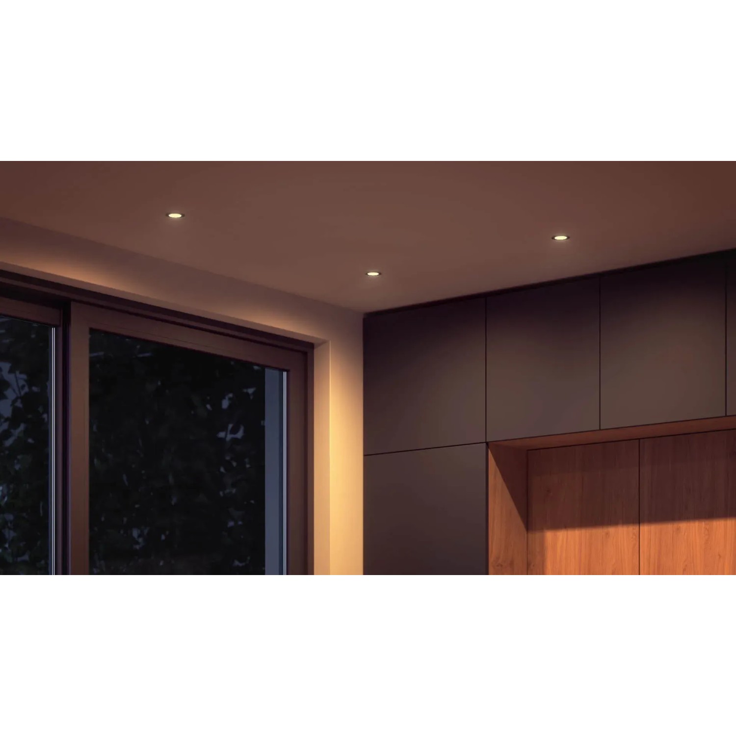 Philips Hue LED-MR16 Spots im 2er-Pack, warmweißes Licht in modernem Wohnraum.