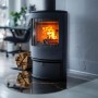 Halbkreisförmige Funkenschutzplatte aus Glas mit Marmor-Optik unter Kaminofen.