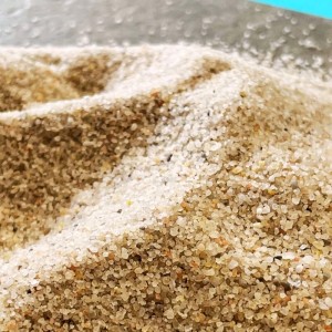 Nahaufnahme von poolomio Filtersand (Körnung 0,6-1,2 mm) für Sandfilteranlagen.