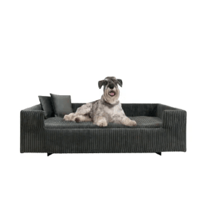 Graues Cord Hundesofa mit Hund. Gepolstertes, breites Hundebett mit abnehmbarem Bezug.