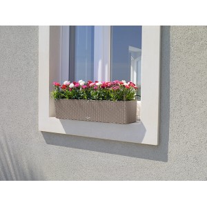 Lechuza Balconera Cottage 80, sandbrauner Blumenkasten mit Bewässerungssystem und bunten Blumen.