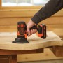 Black+Decker Multievo Multifunktionswerkzeug mit Akku beim Schleifen von Holz.