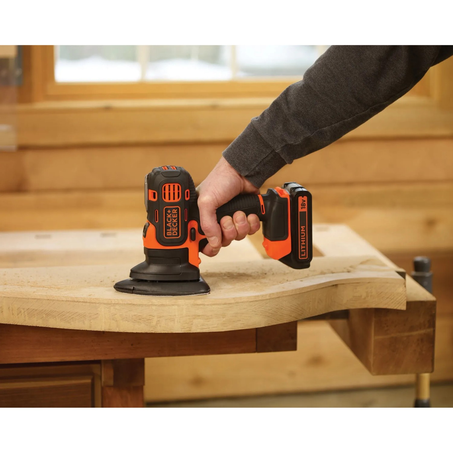 Black+Decker Multievo Multifunktionswerkzeug mit Akku beim Schleifen von Holz.