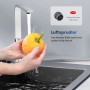Emke Küchenarmatur Chrom, ultradünnes Design, mit sanftem Wasserfluss. Hände waschen Paprika im Spülbecken. Luftsprudler-Detail.