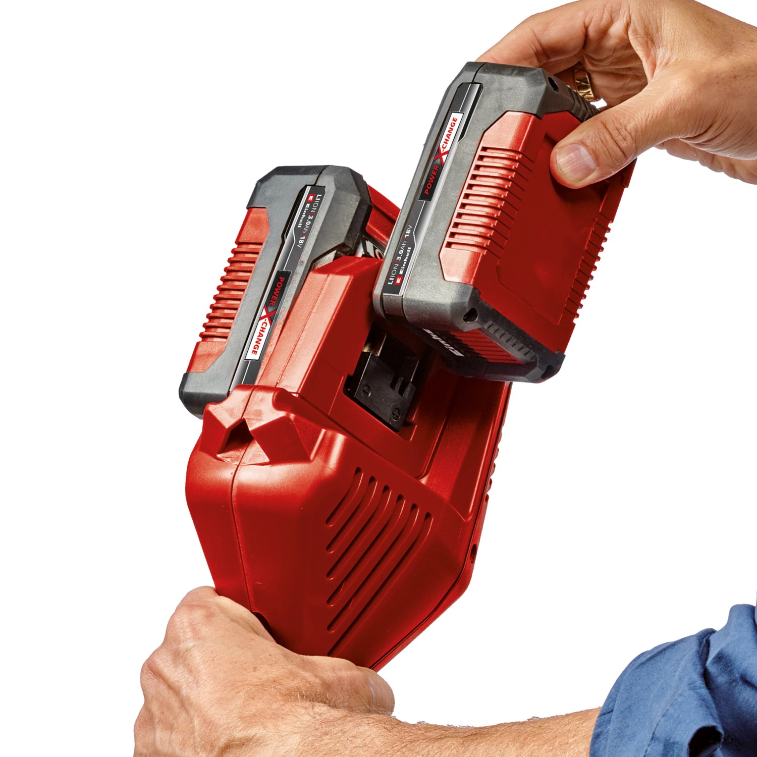 Einhell Power X-Change Akku-Rasentrimmer mit eingesetzten Akkus.