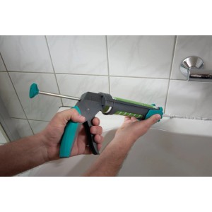 Wolfcraft Kartuschenpresse MG 200 Ergo in Anwendung beim Abdichten einer Badewanne.