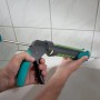 Wolfcraft Kartuschenpresse MG 200 Ergo in Anwendung beim Abdichten einer Badewanne.