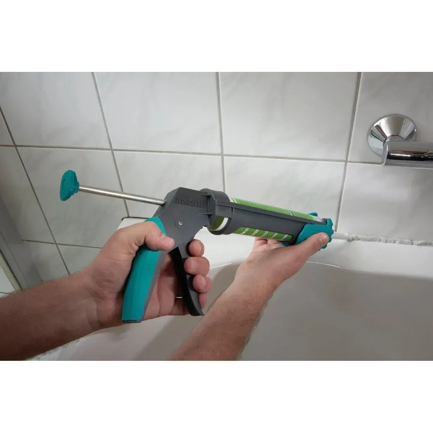 Wolfcraft Kartuschenpresse MG 200 Ergo in Anwendung beim Abdichten einer Badewanne.