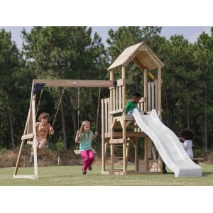 Axi Spielturm Mette mit Doppelschaukel, Rutsche und spielenden Kindern im Garten.