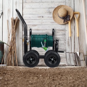 Fahrbarer Relaxdays Schlauchwagen aus schwarzem Stahl mit grüner Schlauchtrommel und Kurbel im Garten.