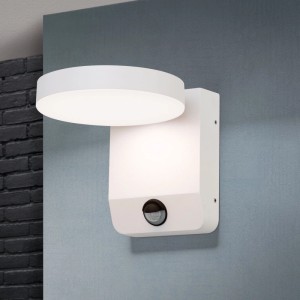 Weiße Orion LED Außen Wandleuchte mit rundem Kopf, Sensor und warmweißem Licht an Wand.