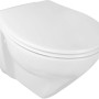 Weißes, erhöhtes Wand-WC-Set von Calmwaters mit WC-Sitz und spülrandlosem Design.
