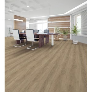 Verlegter Click-Vinylboden Eiche Athen in einem Büroraum mit Möbeln und Pflanzen.
