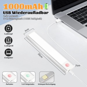 Silberne NETTLIFE LED Unterbauleuchte, 20cm, USB aufladbar mit 1000mAh Akku, am Laptop. Flach, klebend.