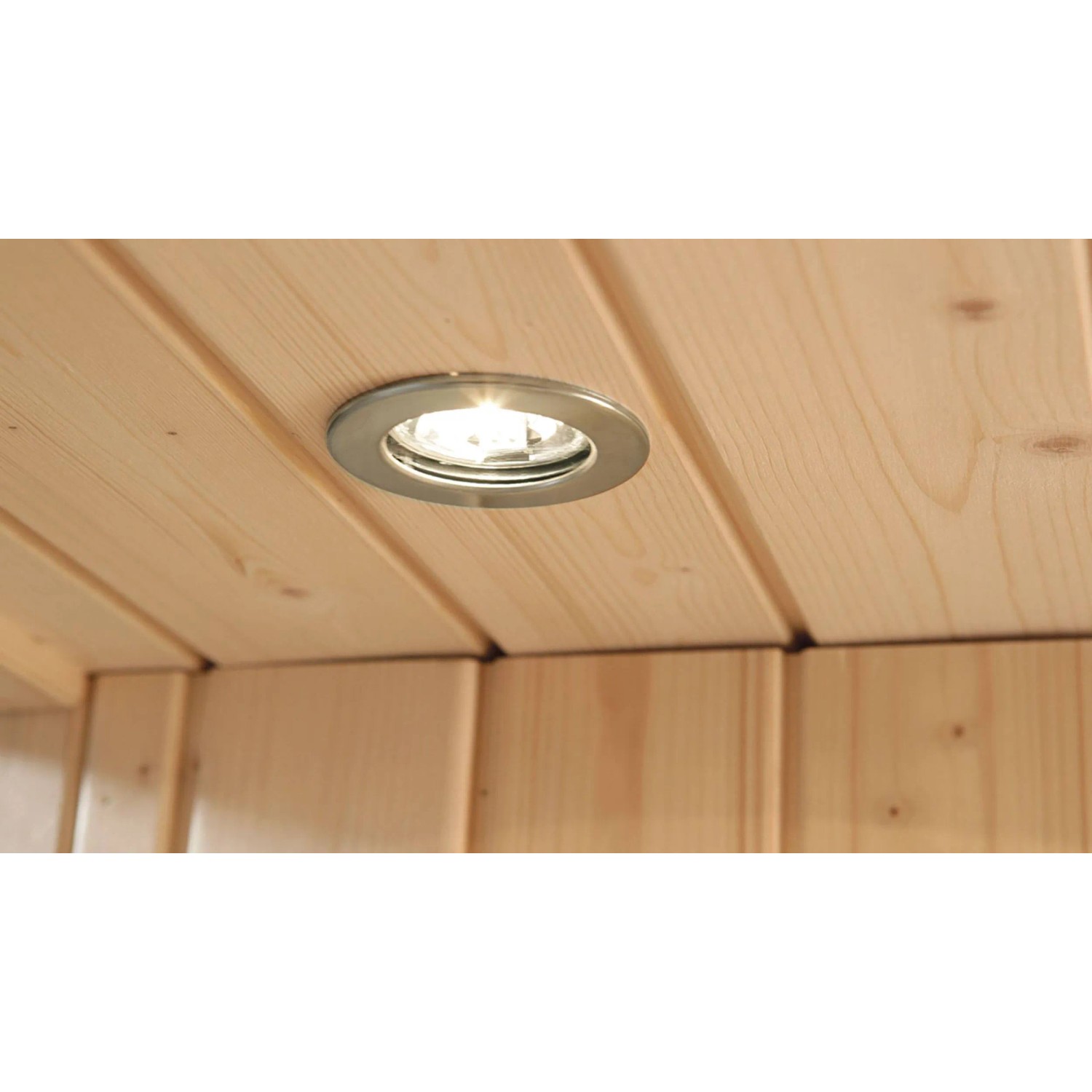 Detailaufnahme: Halogen-Spot in der Weka Infrarotkabine Hamina 2 mit Linienstrahler.
