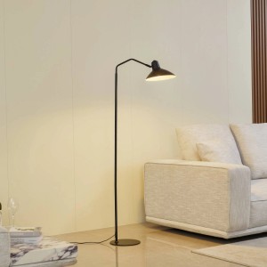 Moderne Lindby Stehlampe Adrik in Schwarz, Metall, 1-flammig, für Wohnzimmer.