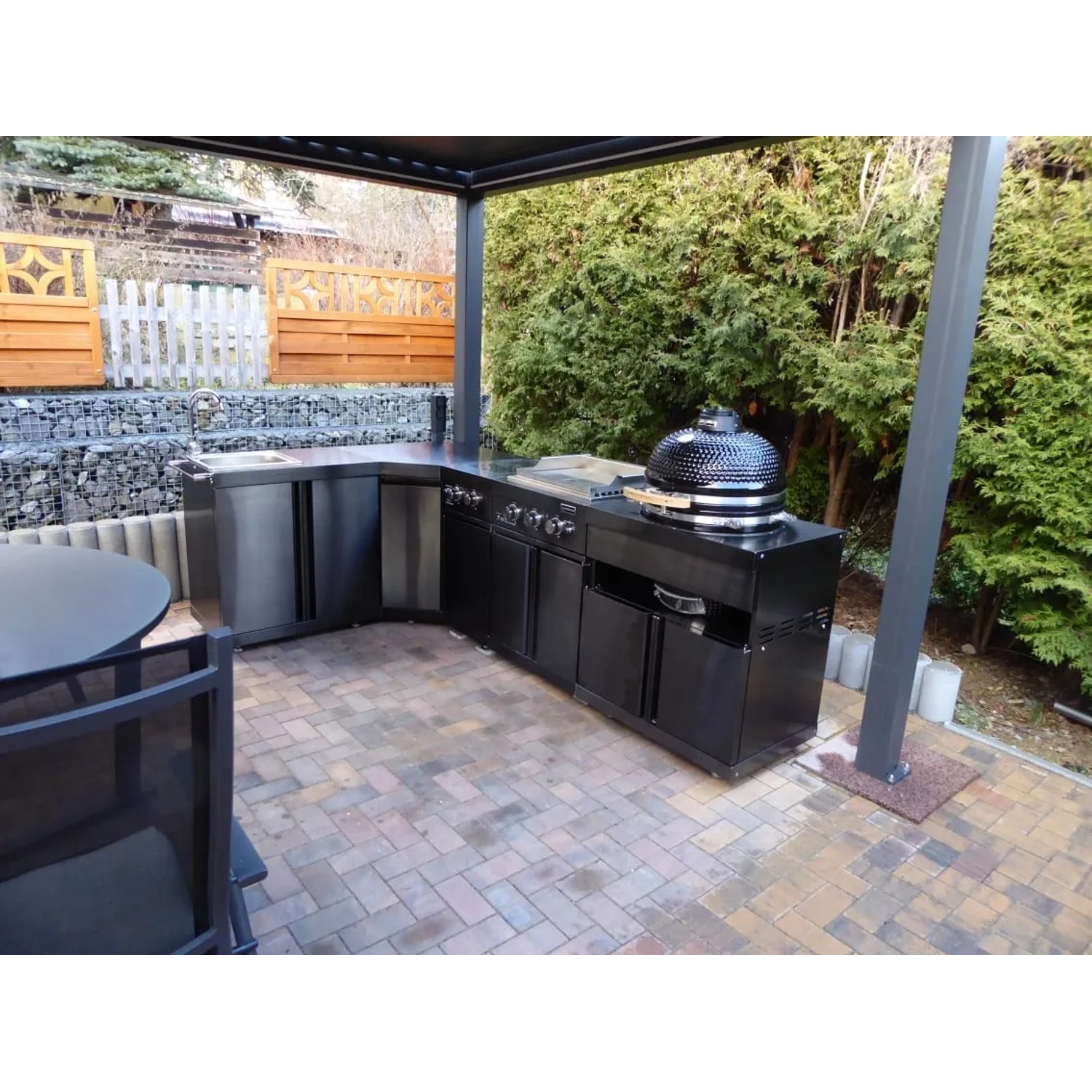 MyOutdoorKitchen Kamado Modul Black Collection: Outdoorküche mit Kamado Grill unter Pavillon.