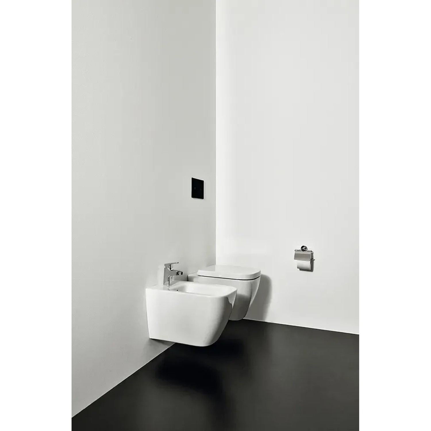 Ideal Standard i.life S Wand-Bidet in Weiß mit Hahnloch und Überlauf.
