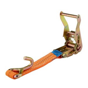 Detailaufnahme eines orangefarbenen Spanngurts mit Ratsche für Autotransport.