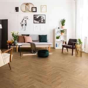 Wohnraum mit Kronoflooring Herringbone Laminat Inca Carpenter Oak im Fischgrätmuster verlegt.