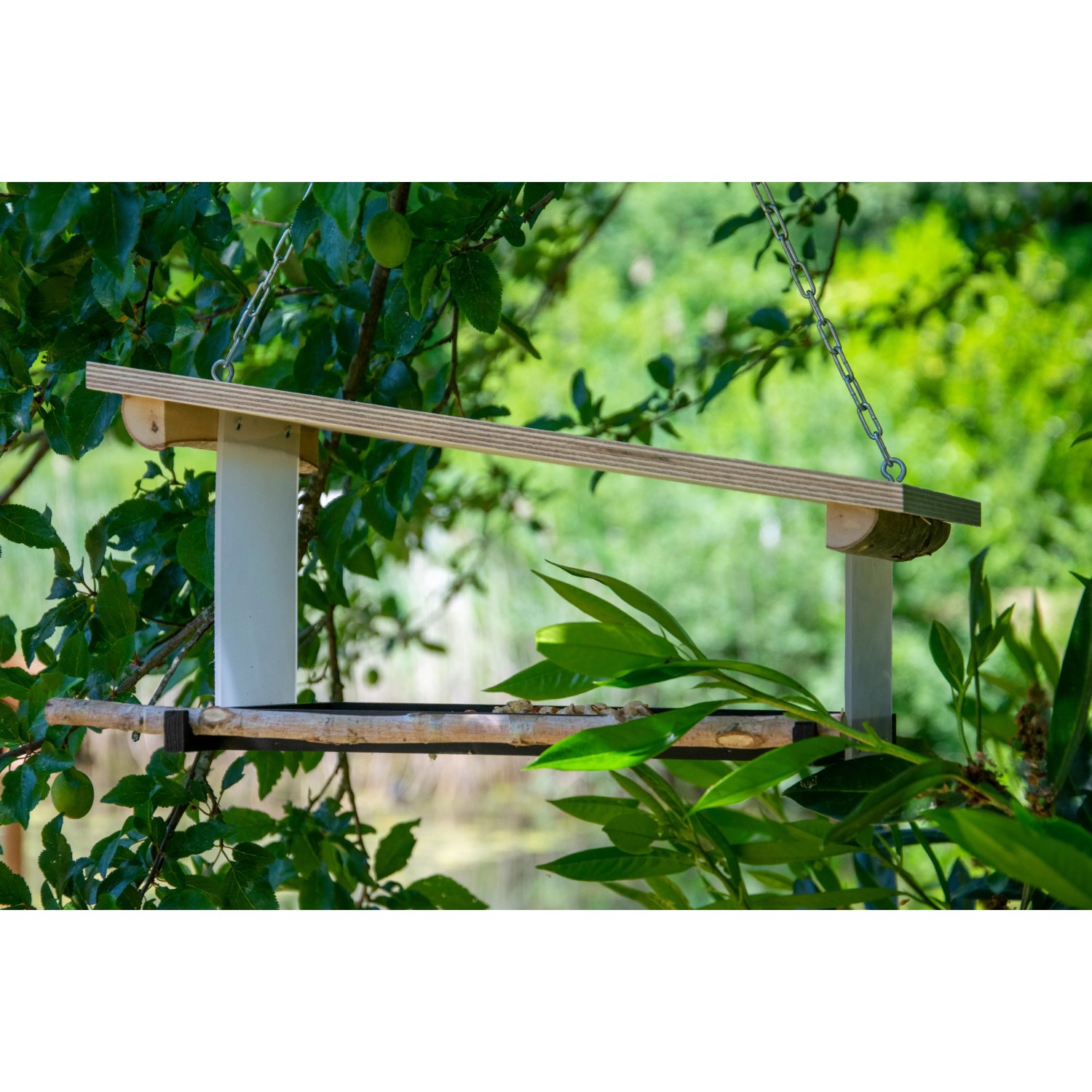 Dobar Vogelfutterhaus Futura II aus Holz mit Futterstation und Metallkette im Garten.