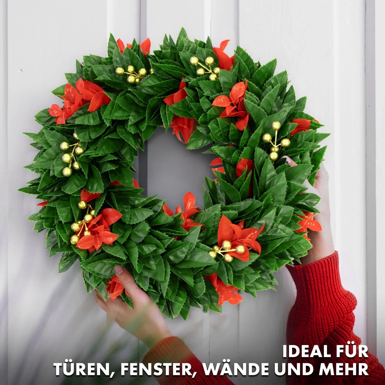 Weihnachtskranz Photinia, 45cm, mit grünen Blättern, roten Blüten und goldenen Beeren. Festliche Deko für Weihnachten.