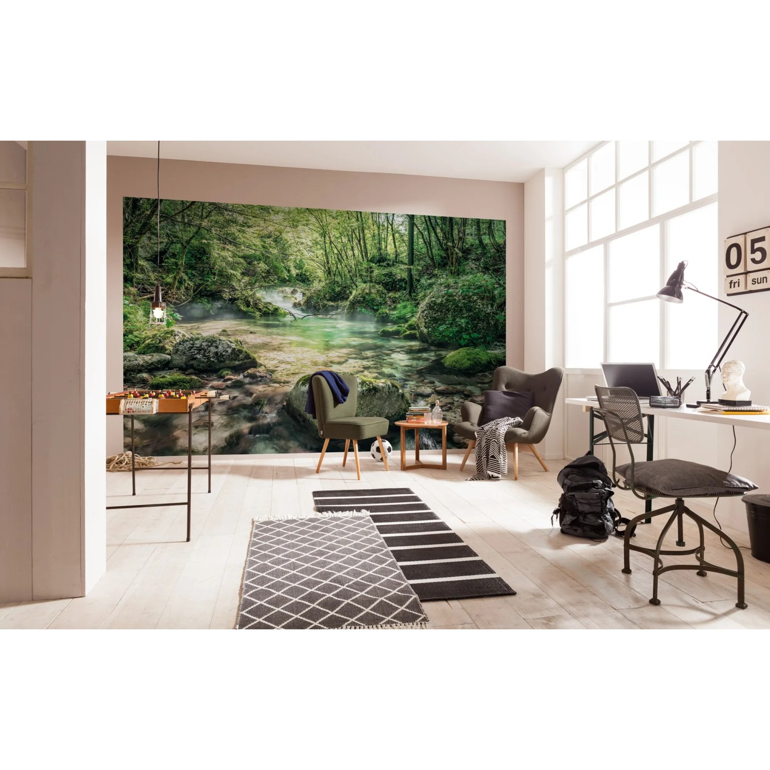 Komar Vlies Fototapete Tranquil Pool (400x250 cm) im Wohnraum mit Bachlauf und grüner Natur.