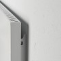 Detailaufnahme: Weiße Vasner Hybrid-Infrarotheizung Konvi VE RX (1.200 W) an Wand montiert.