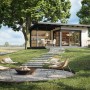 Palmako Gartenhaus Andrea Slide, grau, mit Schiebetüren, überdachtem Anbau und Feuerstelle im Garten.