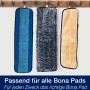 Drei verschiedene Bona Wischpads für den Bona Premium Spray Mop, hängend.