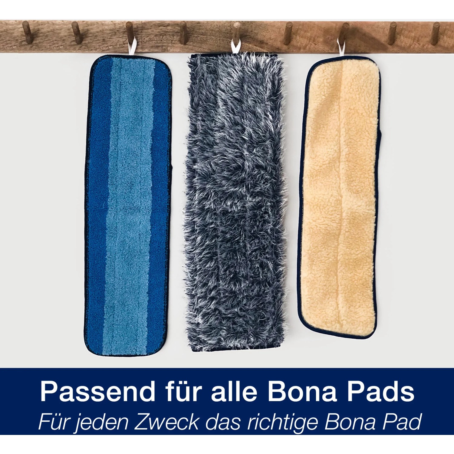 Drei verschiedene Bona Wischpads für den Bona Premium Spray Mop, hängend.