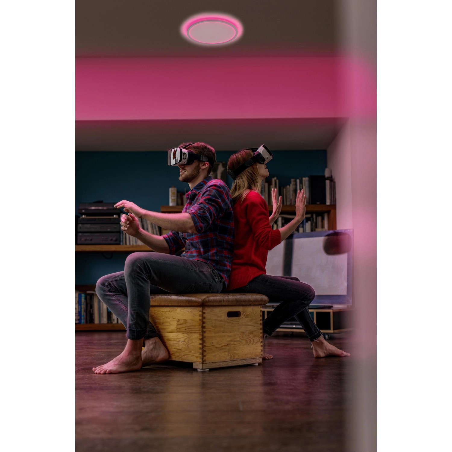 Ledvance Smart+ LED-Deckenleuchte Orbis Ultra Slim, schwarz, mit Rücklicht in Nutzung.