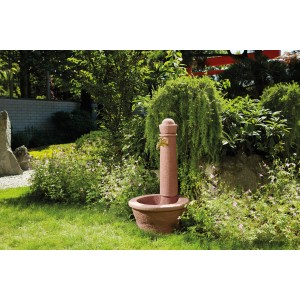 Garantia Steinbrunnen Roma Redstone im Garten mit Nostalgie-Auslaufhahn. Dekorative Wasserzapfstelle.