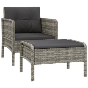 Graues 2-tlg. Garten Lounge Set aus Polyrattan mit Stuhl, Hocker und dunklen Kissen.