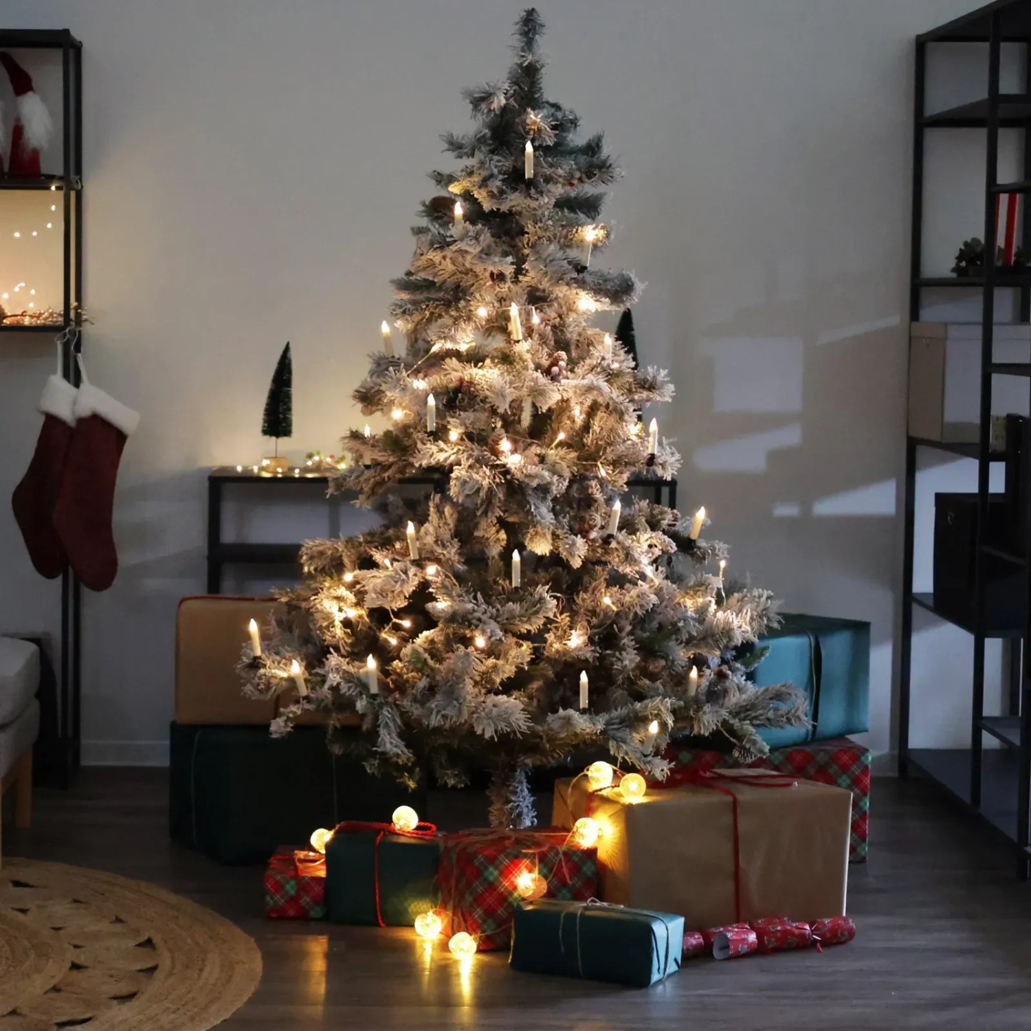 Geschmückter, künstlicher Svita Weihnachtsbaum mit Schnee, Zapfen und Beeren, 180 cm hoch.