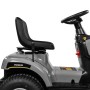 Detailansicht des Texas Benzin-Rasentraktor Premium TTS98: Sitz, Lenkrad und Bedienelemente im Fokus.