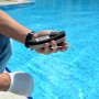 Summer Fun Aqua Inspector Pooltester: Hand hält Messgerät zur Chlor- und pH-Wert-Prüfung am Pool.