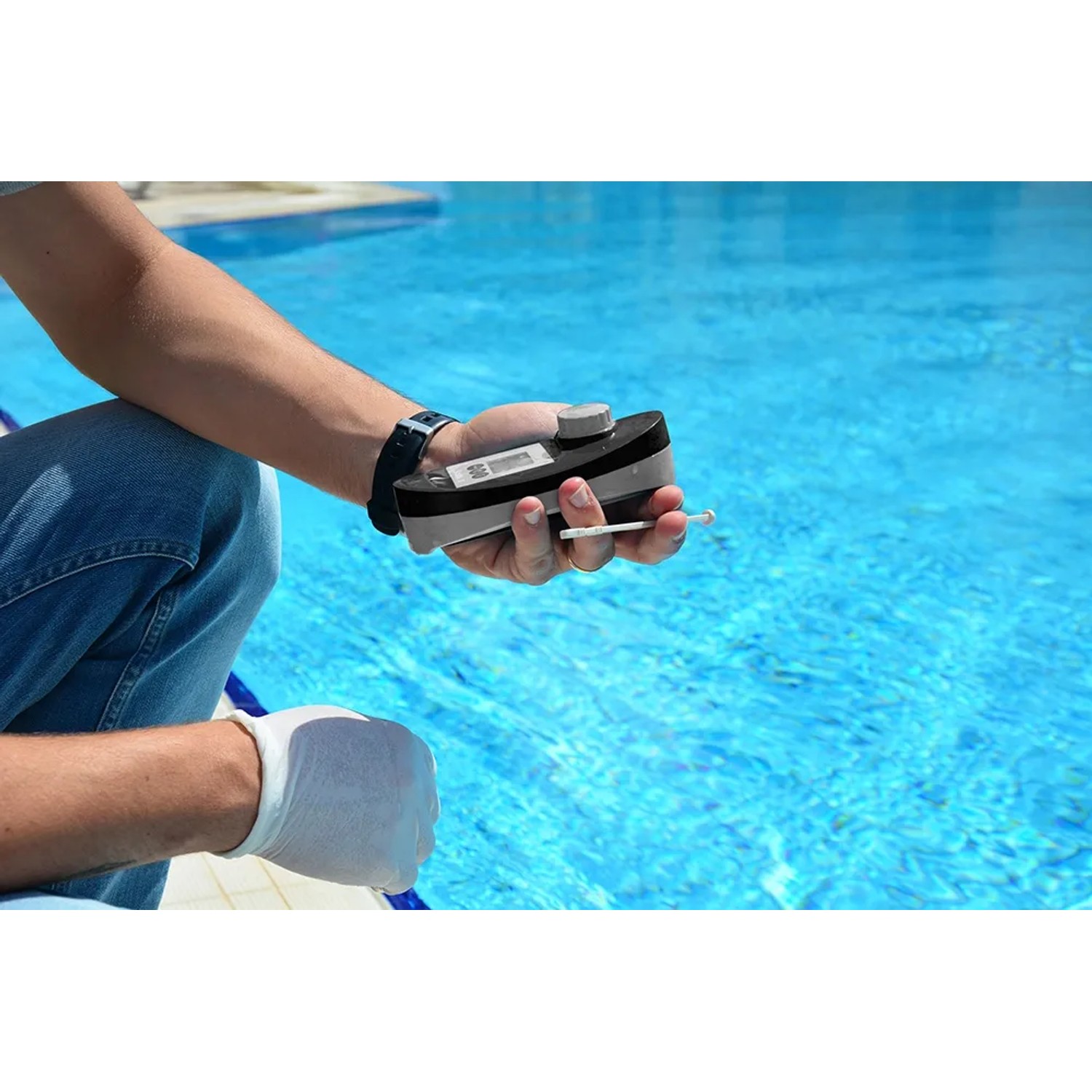 Summer Fun Aqua Inspector Pooltester: Hand hält Messgerät zur Chlor- und pH-Wert-Prüfung am Pool.