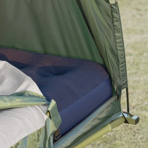 Grünes 4in1-Feldbett-Zelt mit Luftmatratze und Schlafsack für 2 Personen. Ideal für Camping.